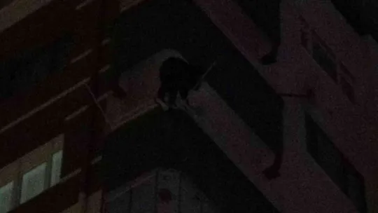 Cezaevine gitmek istemediği için balkona çıkan şahıs 4 saat sonra ikna edildi