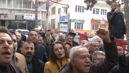 CHP'de olaylı seçim: Parti üyeleri yeni seçilen başkanı istifaya davet etti