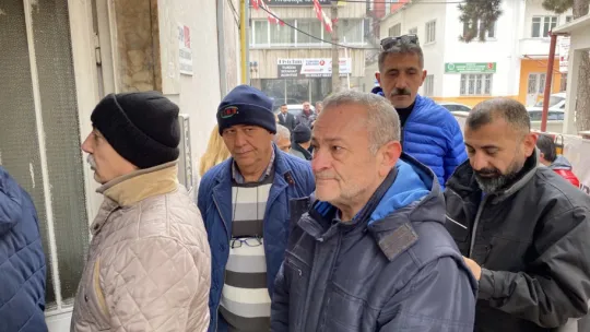 CHP'de olaylı seçim: Parti üyeleri yeni seçilen başkanı istifaya davet etti