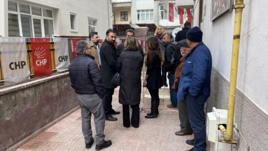 CHP'de olaylı seçim: Parti üyeleri yeni seçilen başkanı istifaya davet etti