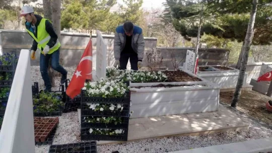 Çiçeklerle donatılan Bünyan, rengarenk oldu