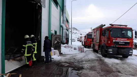 Çıkan yangında mobilya imalathanesi ile içerisindeki ticari araç küle döndü