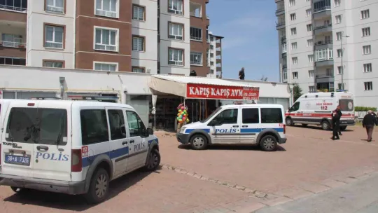 Çocuğunu kurtarmak isteyen anne kucağındaki çocuğu ile 13. kattan düştü: 3 ölü