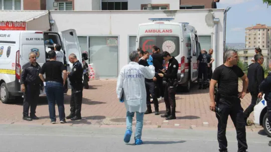 Çocuğunu kurtarmak isteyen anne kucağındaki çocuğu ile 13. kattan düştü: 3 ölü