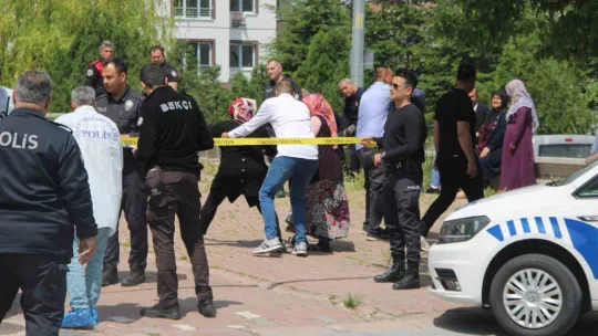 Çocuğunu kurtarmak isteyen anne kucağındaki çocuğu ile 13. kattan düştü: 3 ölü
