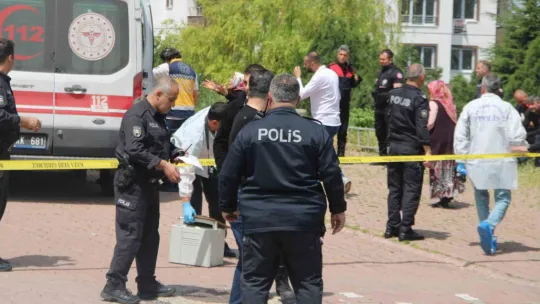 Çocuğunu kurtarmak isteyen anne kucağındaki çocuğu ile 13. kattan düştü: 3 ölü