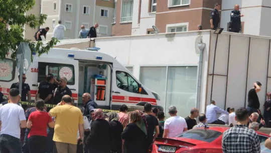 Çocuğunu kurtarmak isteyen anne kucağındaki çocuğu ile 13. kattan düştü: 3 ölü