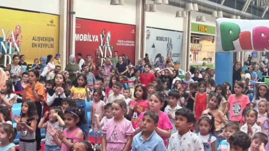 Çocuklar KUMSMALL AVM'de çok mutlu