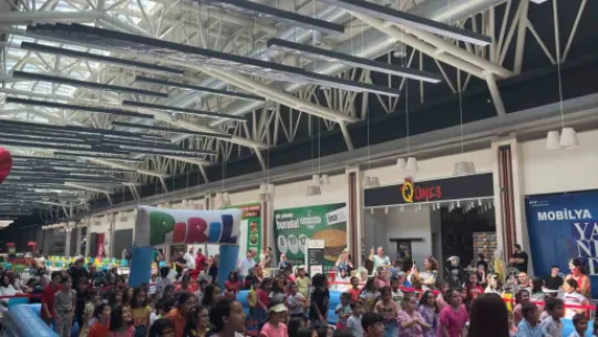 Çocuklar KUMSMALL AVM'de çok mutlu