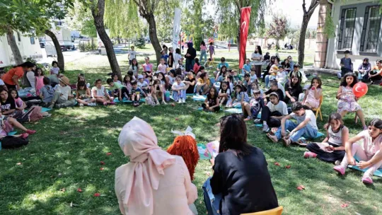 Çocuklar Talas'ın parklarında hem okuyor hem eğleniyor