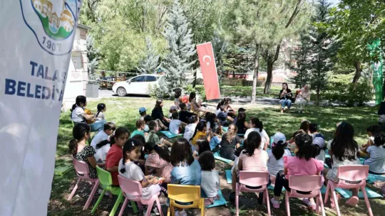 Çocuklar Talas'ın parklarında hem okuyor hem eğleniyor