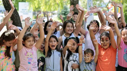 Çocuklar Talas'ın parklarında hem okuyor hem eğleniyor
