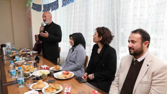 Çolakbayrakdar çifti, depremzede ailelerle bayramlaştı