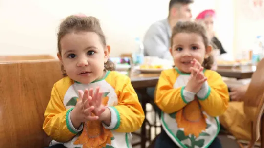 Çolakbayrakdar çifti, depremzede ailelerle bayramlaştı