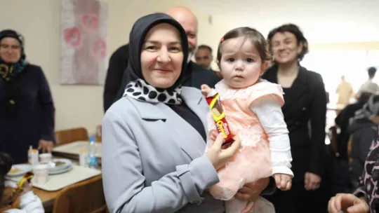 Çolakbayrakdar çifti, depremzede ailelerle bayramlaştı