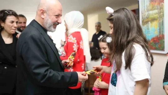 Çolakbayrakdar çifti, depremzede ailelerle bayramlaştı