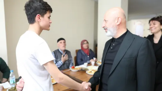 Çolakbayrakdar çifti, depremzede ailelerle bayramlaştı