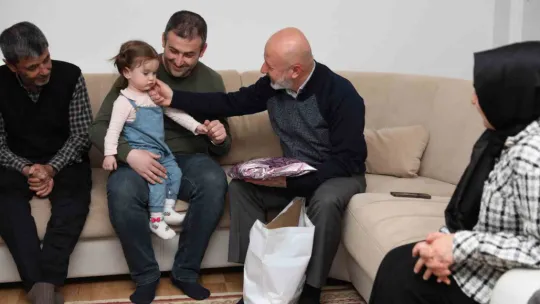 Çolakbayrakdar çifti, iftarda depremzede ailenin misafiri oldu
