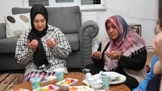 Çolakbayrakdar çifti, iftarda depremzede ailenin misafiri oldu