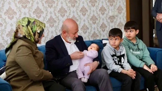 Çolakbayrakdar çifti, vatandaşları evlerinde ziyaret ediyor