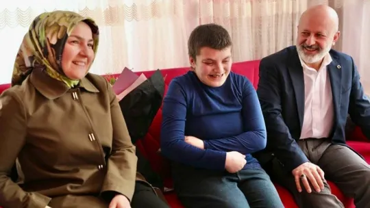 Çolakbayrakdar çifti, vatandaşları evlerinde ziyaret ediyor