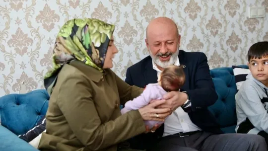 Çolakbayrakdar çifti, vatandaşları evlerinde ziyaret ediyor