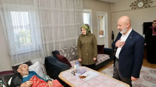 Çolakbayrakdar çifti, vatandaşları evlerinde ziyaret ediyor