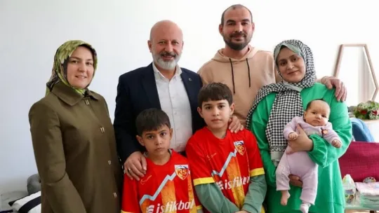 Çolakbayrakdar çifti, vatandaşları evlerinde ziyaret ediyor