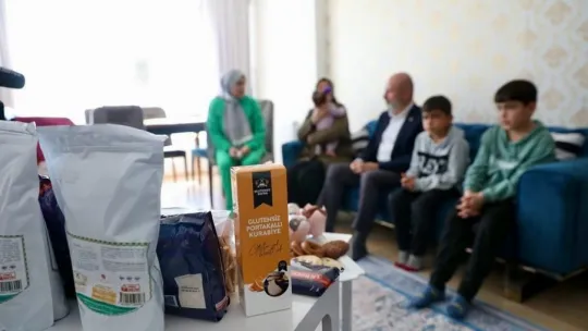 Çolakbayrakdar çifti, vatandaşları evlerinde ziyaret ediyor