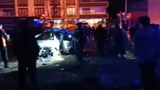 Çöp konteynırına çarpan otomobil takla attı: 1 ölü, 4 yaralı
