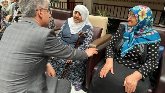 Çopuroğlu, Huzurevi yaşlılarının hatırını sorup duasını aldı
