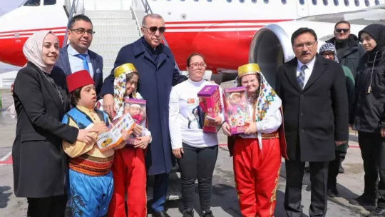 Cumhurbaşkanı Erdoğan'ı Kayseri'de Down sendromlu öğrenciler karşıladı