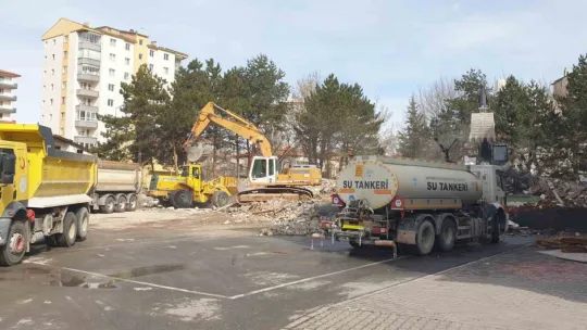 Depremde hasar alan bir okul daha yıkılıyor