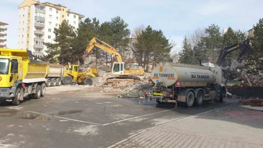 Depremde hasar alan bir okul daha yıkılıyor