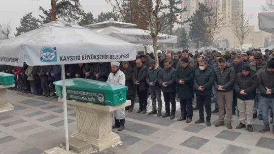 Depremde hayatını kaybedenler defnediliyor