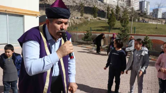 Depremzede çocukların yüzü masal ve çizgi film kahramanları ile güldü