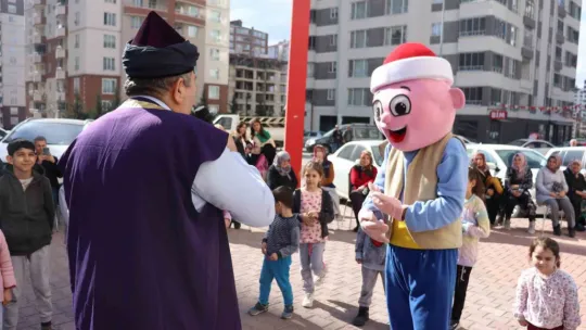 Depremzede çocukların yüzü masal ve çizgi film kahramanları ile güldü