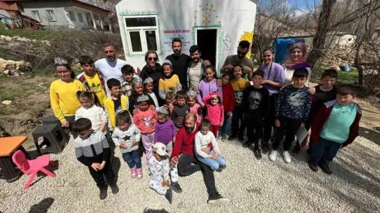 Depremzede çocukların yüzünü güldürdüler