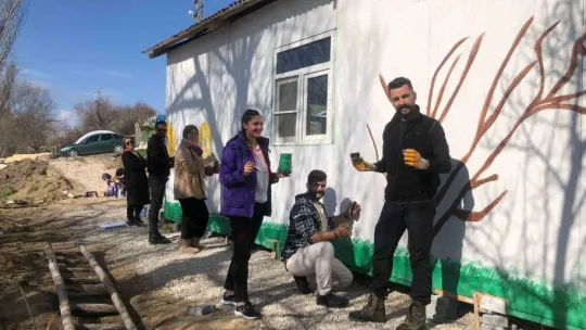 Depremzede çocukların yüzünü güldürdüler
