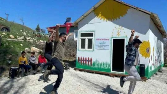 Depremzede çocukların yüzünü güldürdüler