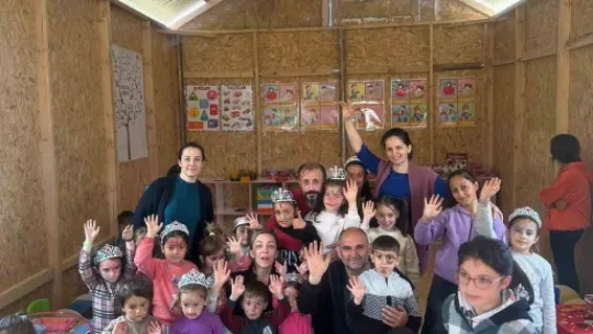 Depremzede çocukların yüzünü güldürdüler