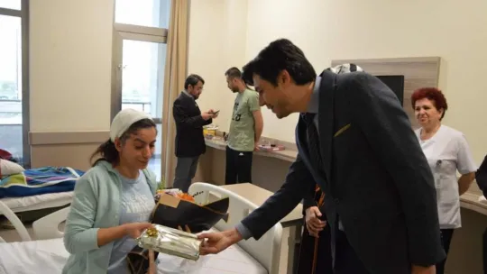 Depremzede hemşireye 'Hemşireler Günü' jesti