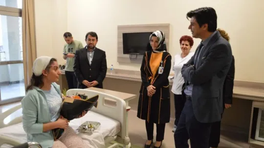 Depremzede hemşireye 'Hemşireler Günü' jesti