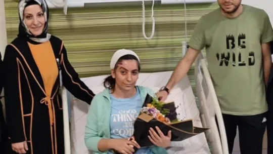 Depremzede hemşireye 'Hemşireler Günü' jesti