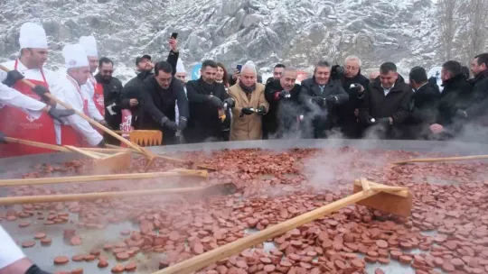 Dev tavada 3 bin 500 adet yumurta ve 500 kilo sucuk pişirildi