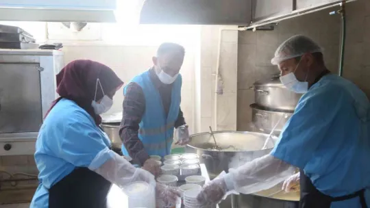Develi'de 330 aileye yemek desteği