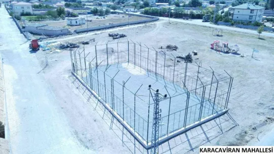Develi'de kırsal mahallelerdeki halı saha yapım çalışmaları devam ediyor