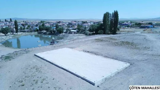 Develi'de kırsal mahallelerdeki halı saha yapım çalışmaları devam ediyor