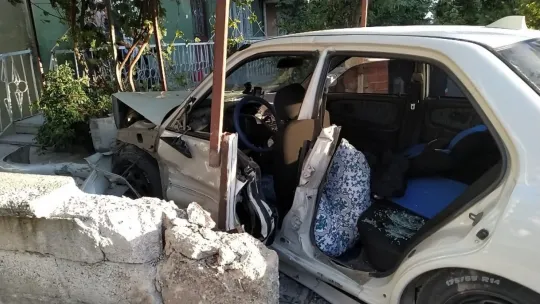 Develi'de otomobil evin bahçesine girdi