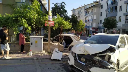 Develi'de otomobil evin bahçesine girdi